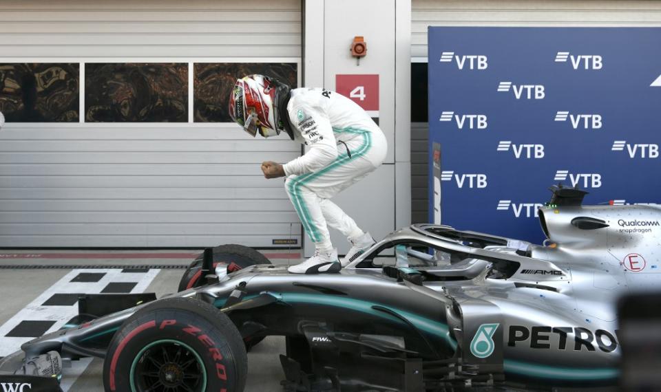 Lewis Hamilton remporte sa neuvième course de la saison, au terme d'un GP marqué par l'abandon de Vettel et l'échec de la stratégie des Ferrari. Charles Leclerc, parti en pole, ne termine qu'à la troisième place. Déception. (crédit AFP)