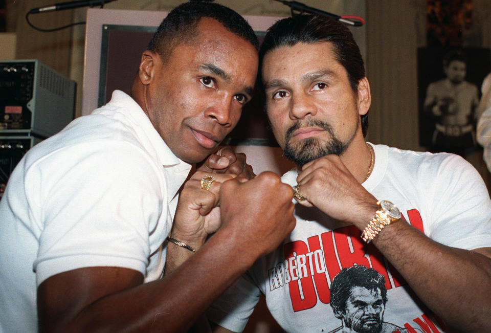 En esta foto del 29 de noviembre de 1989, Sugar Ray Leonard, a la izquierda, y Roberto Durán posan en una conferencia de prensa en Los Ángeles para promover una pelea en Las Vegas. Un documental sobre el ícono panameño del boxeo, "I am Duran", se estrenará el 4 de junio del 2019 en múltiples plataformas digitales. (AP Foto/Doug Sheridan, Archivo)