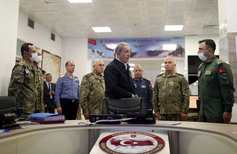 훌루시 아카르 터키 국방장관, 앙카라 지상군작전센터 방문