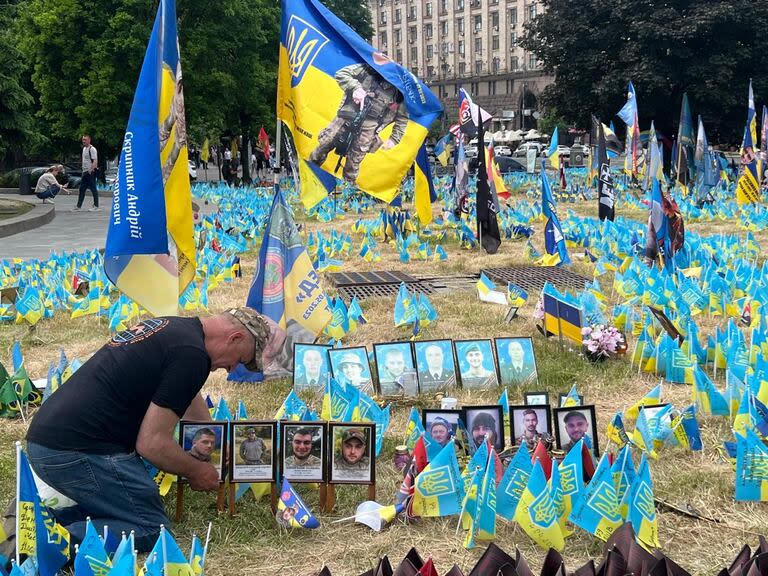 El momento en que un familiar de un soldado ucraniano muerto en batalla clavaba en el pasto su foto