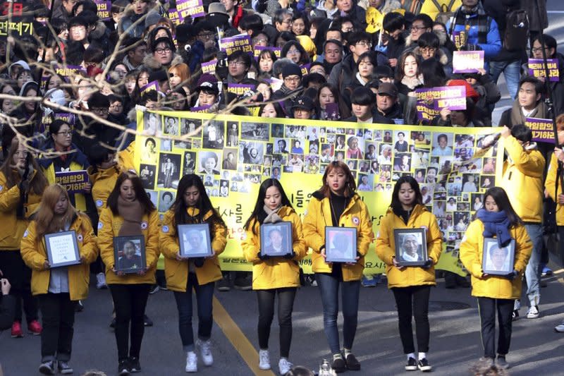 南韓市民團體2016年12月手持過世慰安婦肖像，抗議日本戰時罪行。（AP）