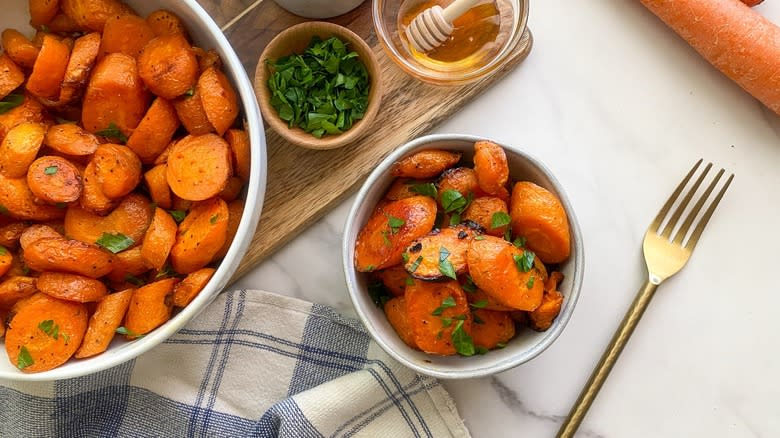 honey-glazed carrots in bowl 