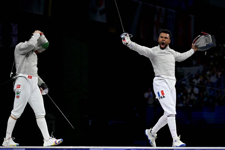 El francés Bolade Apithy (R) celebra después de un punto mientras compite contra el iraní Farzad Baher Arasbaran en la pelea por la medalla de bronce por equipos de sable masculino