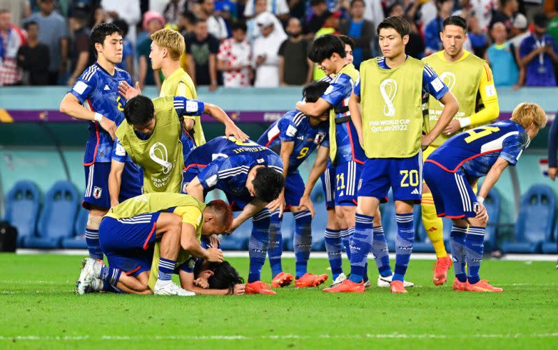 ▲日本再度於PK大戰落敗，晉級8強夢碎，球員球迷全哭成一片。（圖／美聯社／達志影像）