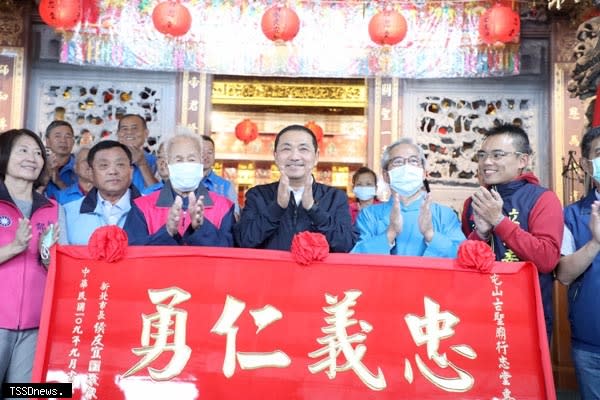 屯山古聖廟行忠堂秋祭祈安禮斗大法會贈匾儀式。(記者王志誠攝)