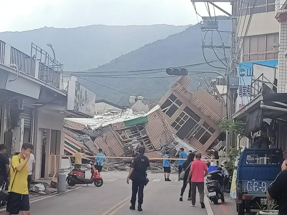 台東17日晚間發生規模6.4地震後，今天不斷有地震發生，下午2時44分又再度發生一起規模6.8地震，花蓮縣多處傳出災情，玉里鎮一棟大樓倒塌。圖 / 取自公視新聞