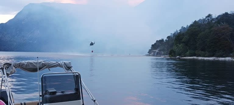 Uno de los helicópteros con helibalde que combaten el incendio en el parque Nahuel Huapi