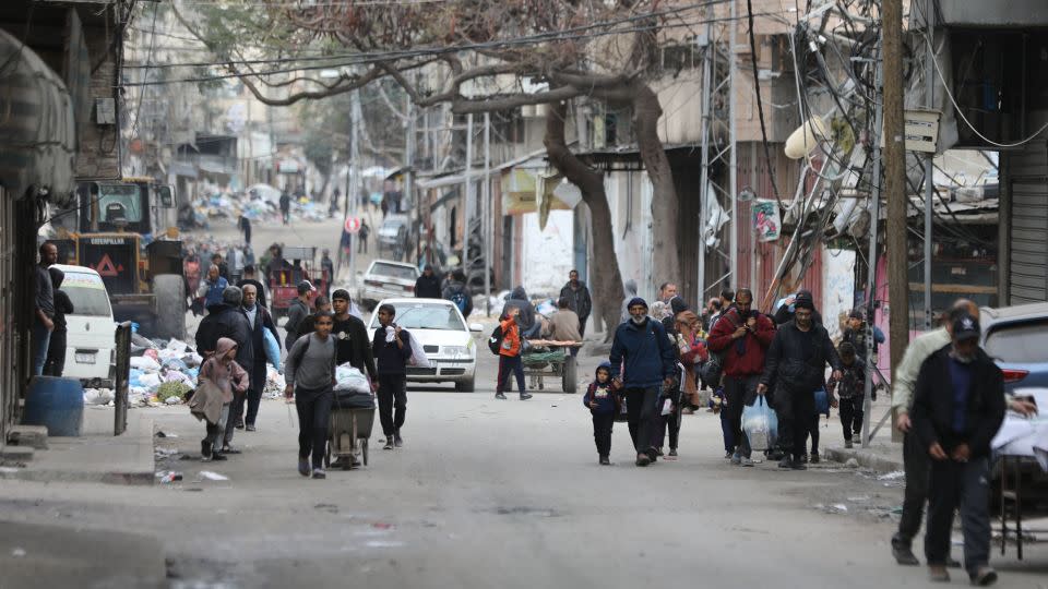 Palestinian residents flee the area near Al-Shifa Hospital, in northern Gaza, on March 18, after Israeli forces stormed the largest medical complex in the strip. - Dawoud Abo Alkas/Anadolu/Getty Images