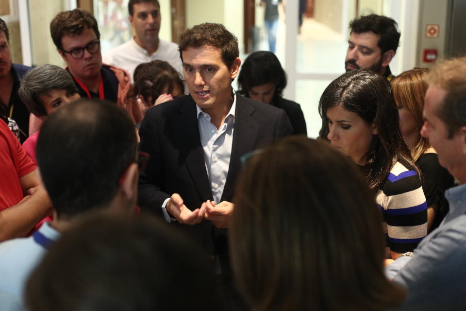 Albert Rivera atiende a los medios. (Eduardo Parra/Europa Press via Getty Images)