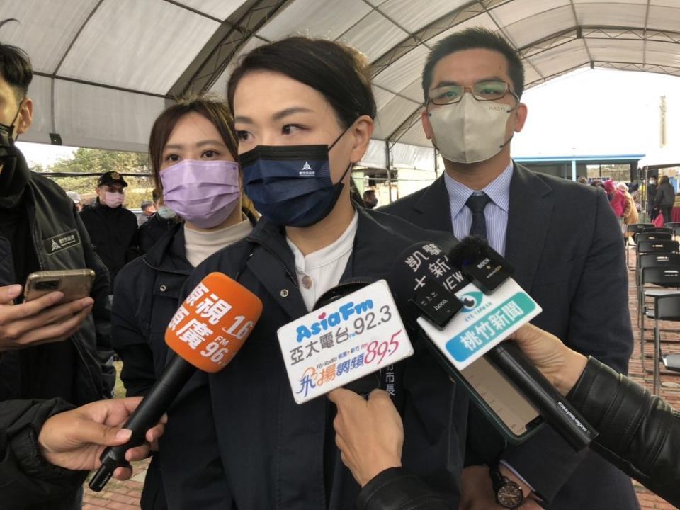 竹市長高虹安被列入民眾黨中央選舉決策委員會的成員，高虹安30日接受媒體訪問時表示，過去她也擔任過民眾黨選決會委員，但她仍會以市政優先，不會影響市政工作。(記者曾芳蘭攝)