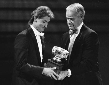 Edmonton Oilers Wayne Gretzky (L) receives the Art Ross Trophy from hall of fame player Gordie Howe during the NHL Awards in Toronto, Ontario, Canada on June 10, 1987. REUTERS/Gary Hershorn/File Photo