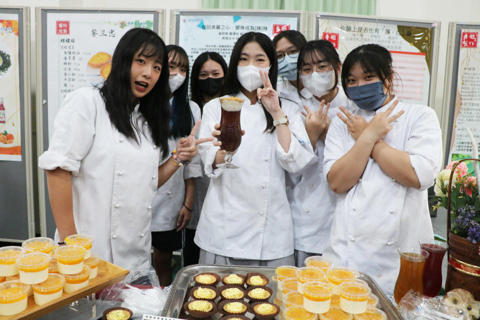 長榮女中餐飲科學生於新課綱成果發表會緊扣臺南建城400年主題，發表虱目魚酥奶茶。（圖：長女提供）