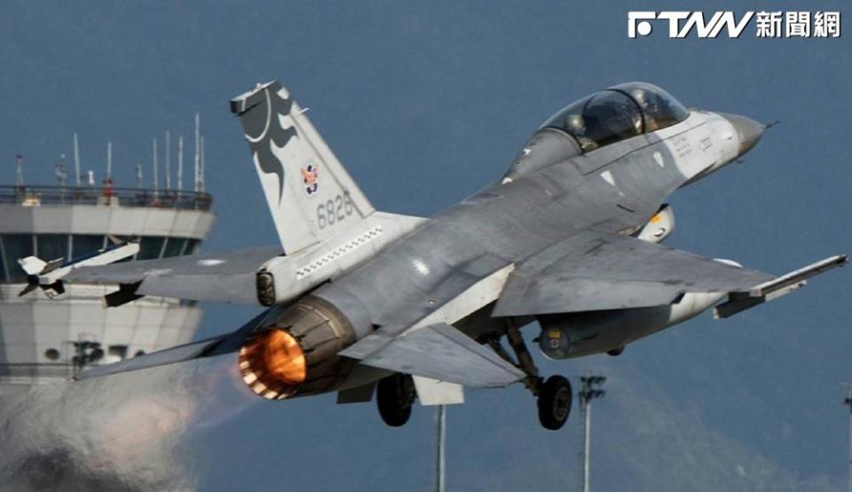 空軍司令部證實，空軍花蓮基地8架F-16戰鬥機因強震造成碰撞，受到輕微損傷，但不影響戰備任務。（圖／空軍花蓮基地提供）