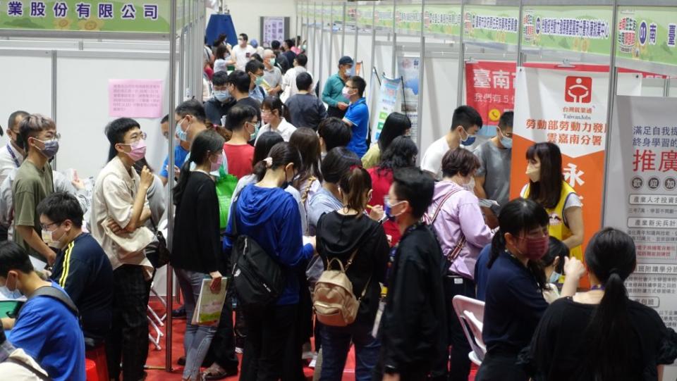 「台南好生活 台南呷頭路」大型就業博覽會，吸引社會新鮮人參與，初步媒合率達52.36%。（記者張淑娟攝）