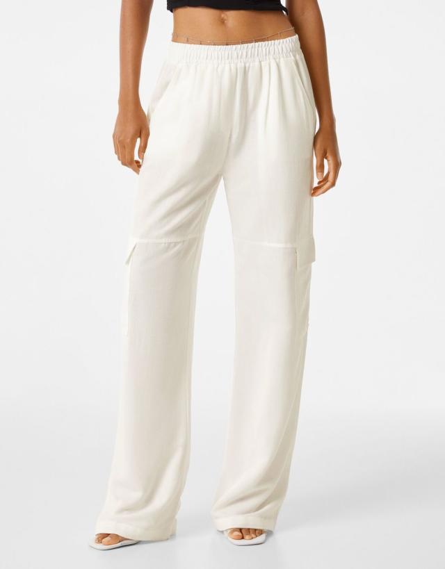 Qué pocas prendas bien como estos pantalones anchos elásticos blancos Bershka