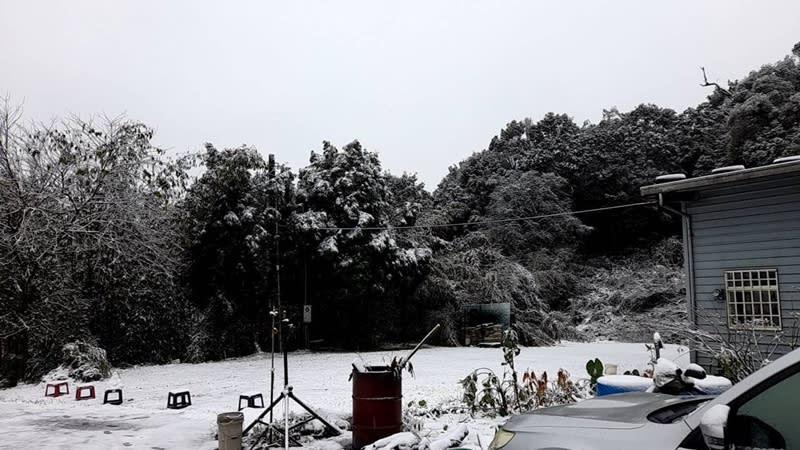 新北市烏來區的967高地23日清晨下雪，地面被白雪覆蓋，變成美麗銀白世界。（中央社／民眾提供）