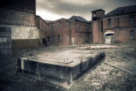 <p>An exterior view of Rauceby, an abandoned mental asylum in Lincolnshire. (Photo: Simon Robson/Caters News) </p>