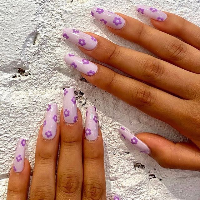 2) These Flower Acrylic Nails