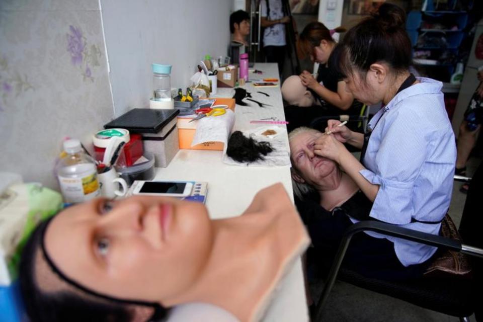 El taller pertenece a la empresa Shanghai Maiyi Arts, que se dedica a la fabricación y venta de figuras de cera. En este 2020, debido a la pandemia del coronavirus, el negocio ha sufrido un importante parón. (Foto: Aly Song / Reuters).