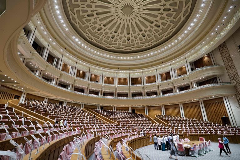 Esta fotografía tomada el 1 de agosto de 2023 muestra el interior de la nueva sede de la Cámara de Representantes, la cámara baja del Parlamento egipcio, en el megaproyecto Nueva Capital Administrativa, a unos 45 kilómetros al este de la actual capital, El Cairo.