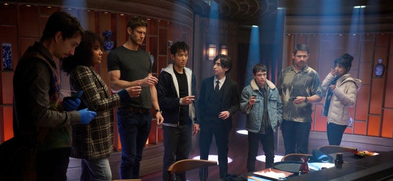 Robert Sheehan as Klaus, Emmy Raver-Lampman as Allison, Tom Hopper as Luther, Justin H. Min as Ben, Aidan Gallagher as Number Five, Elliot Page as Viktor, David Castañeda as Diego, and Ritu Arya as Lila in episode 401 of The Umbrella Academy. - Photo: Christos Kalohoridis/Netflix