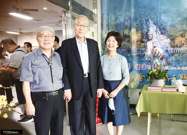 林金田夫婦與前往祝賀的前副總統吳敦義（中）在「林金田繪畫吊橋主題特展」會上，合影留念。