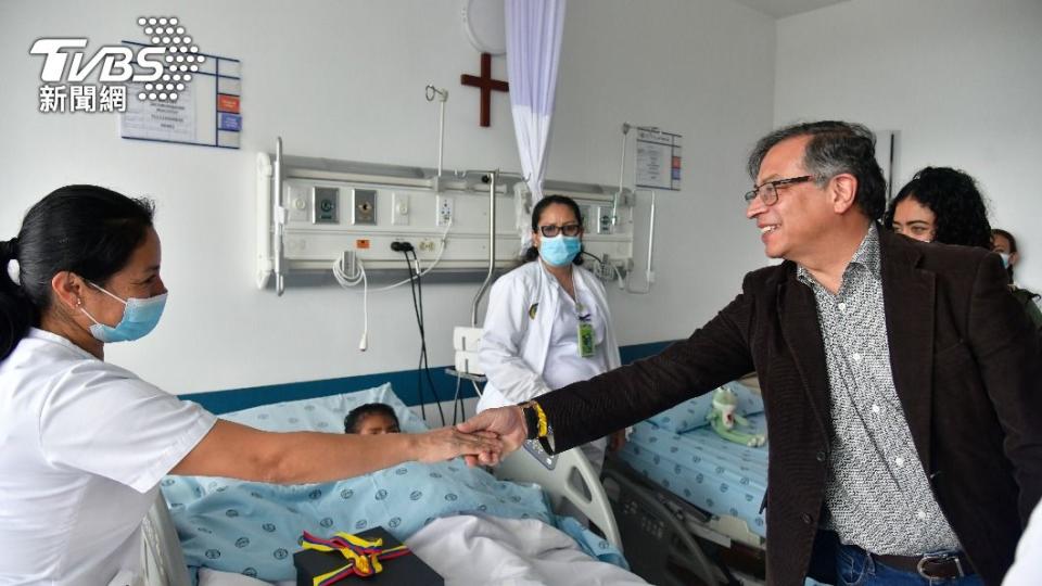 哥倫比亞總統古斯塔沃（Gustavo Petro）赴院探視孩童。（圖／達志影像美聯社）