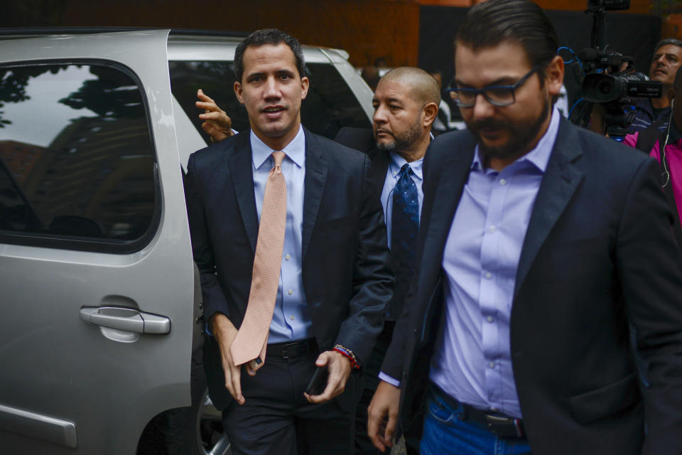 El líder de la oposición, Juan Guaidó, llega a la sede del partido político Acción Democrática en Caracas, Venezuela, el miércoles 15 de enero de 2020. (AP Foto / Matias Delacroix)