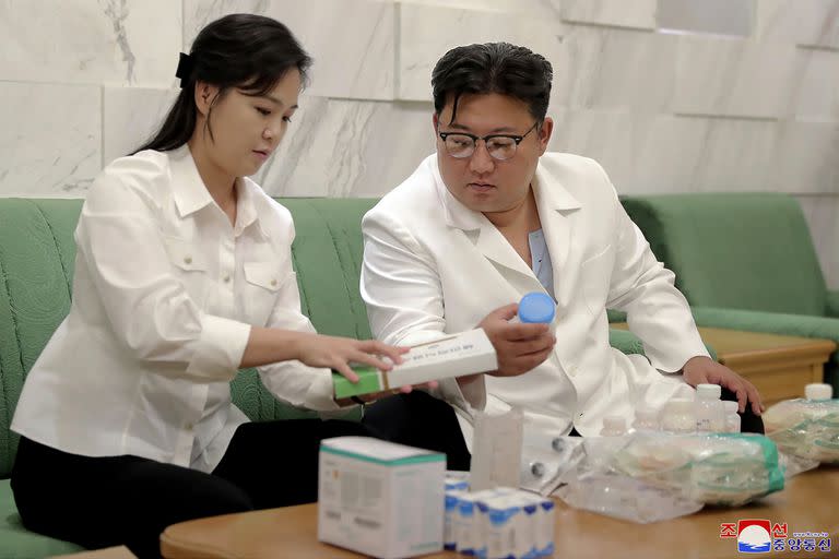 El líder de Corea del Norte, Kim Jong Un, y su esposa, Ri Sol Ju, preparan medicamentos en un lugar no revelado en Corea el Norte el 15 de junio de 2022, para enviarlos a la ciudad de Haeju, donde hay un brote infeccioso durante la pandemia de Covid-19