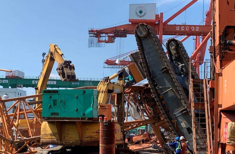 台中港31號碼頭意外，大型貨櫃輪吊車翻覆壓垮貨櫃。（圖／翻攝自記者爆料網）