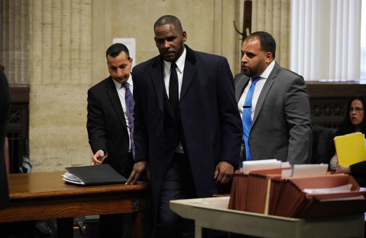 R. Kelly (center) appears at a hearing before Judge Lawrence Flood  at Leighton Criminal Court Building May 7, 2019  in Chicago.