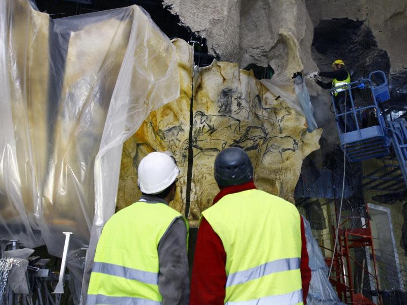 Die vom Künstler und Prähistoriker Gilles Tosello im Atelier gefertigten Nachbildungen der berühmten Fresken werden in die künstliche Höhle eingebaut. Foto: SYCPA