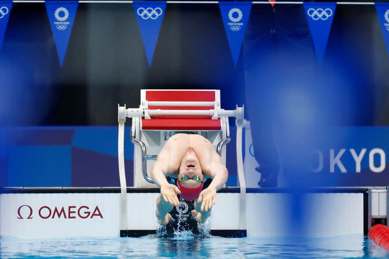 Luke Greenbank de Gran Bretaña, compite en la semifinal de 200m espalda