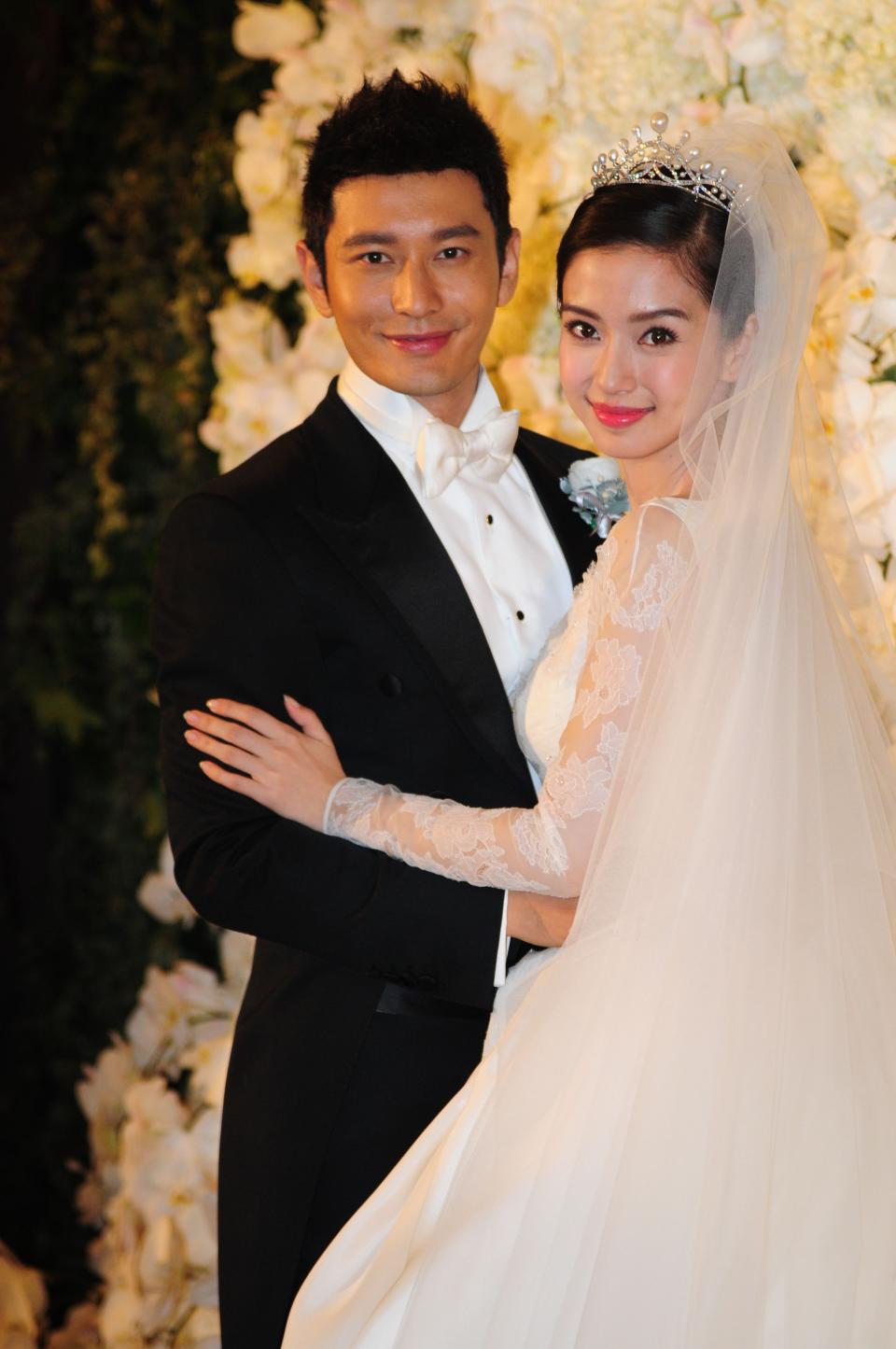 <h3>黃曉明&Angelababy</h3> <p><strong>年齡差距：11歲</strong></p><p>被網友譽為是真人版王子與公主結合的中國演員黃曉明與Angelababy，自從2015年舉辦世紀婚禮至今，仍時常可以在微博上見到兩人曬恩愛的痕跡；黃曉明更曾說過「讓她受委屈就是我不對！」的愛妻宣言。</p> <cite>Getty Images</cite>