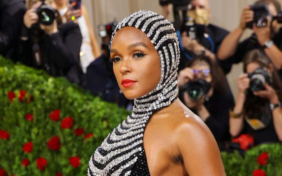 Mit Hits wie "I Like That" schafft es Janelle Monáe (36) regelmäßig in die Charts. In einem Interview mit "Variety" erklärte Monáe, die sowohl weibliche als auch geschlechtsneutrale Pronomen verwendet: "Ich fühle meine Weiblichkeit, ich fühle meine Männlichkeit, ich fühle Energie, die ich nicht wirklich erklären kann." (Bild: Getty Images/Mike Coppola)