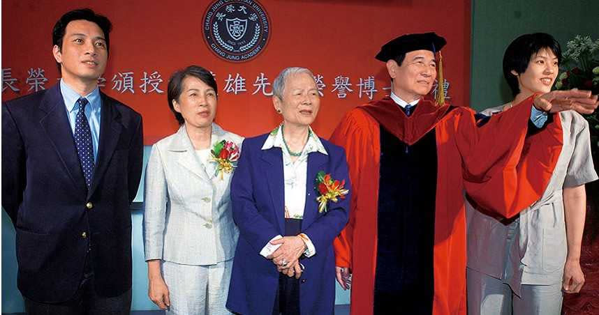 黃茂雄（右2）於2006年獲長榮大學頒授榮譽博士時，東元阿嬤林明穱（中）、妻子黃林和惠（左2）與黃育仁夫婦（左1、右1）皆出席典禮慶賀。（圖／報系資料庫）