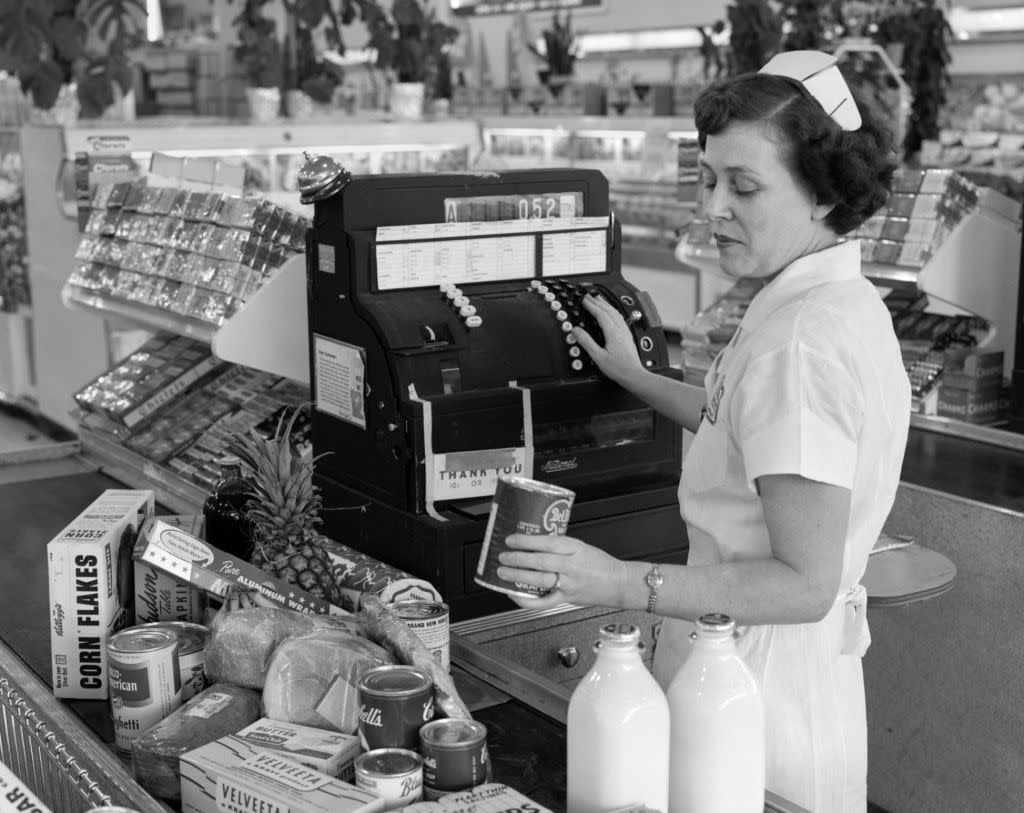 1950s WOMAN GROCERY SUPERMARKET CASHIER RINGING FOOD PURCHASES