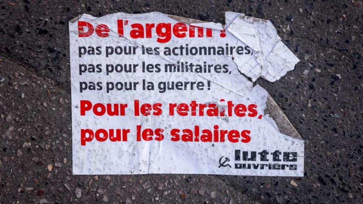 Photo d’illustration d’un tract de l’organisation Lutte ouvrière, prise le 8 février 2023, au lendemain de la troisième journée de mobilisation.