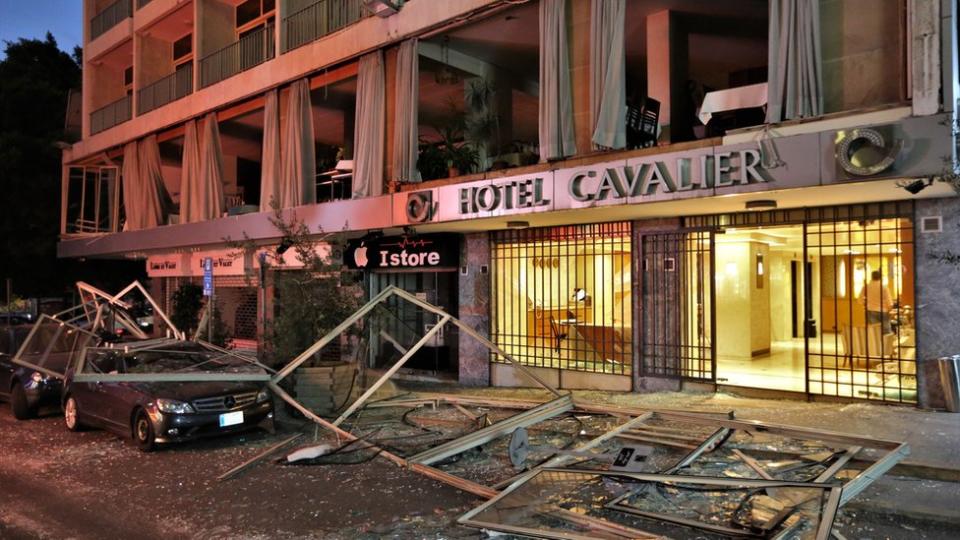 Fachada de un edificio con los vidrios rotos por la explosión