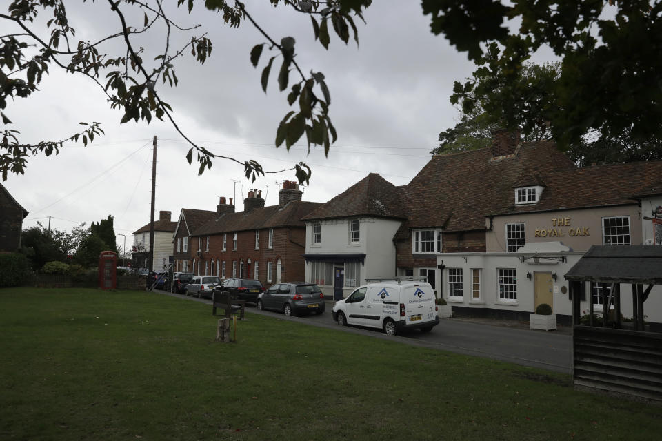 El pub The Royal Oak se ve junto a varias casas en el pueblo de Mersham, donde se está construyendo un centro aduanero para el Brexit, en el condado de Kent, en el sureste de Inglaterra, el martes 6 de octubre de 2020. (AP Foto/Matt Dunham)