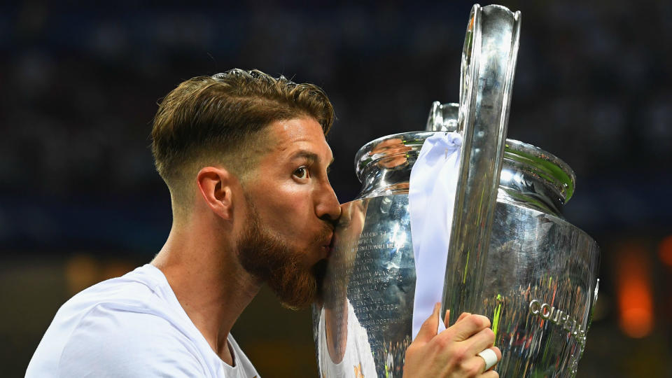 Sergio Ramos besa el trofeo de la Uefa Champions League, en 2016. / Foto: Goal.Com