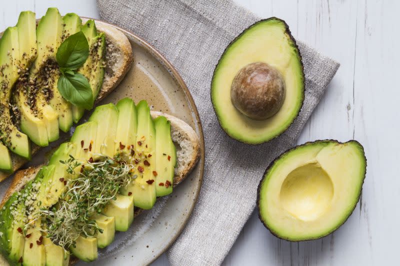 Manger un avocat par jour permettrait de lutter contre les crises cardiaques et les AVC. [Photo: Getty]