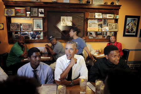 U.S. President Barack Obama sits for lunch at Willie Mae's restaurant near downtown during a presidential visit to New Orleans, Louisiana, August 27, 2015. REUTERS/Carlos Barria