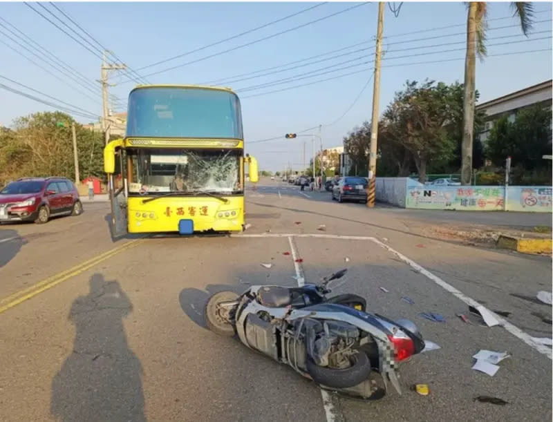 ▲ 雲林台西客運和一名雙載機車發生碰撞，造成1死1傷。（圖／翻攝畫面）