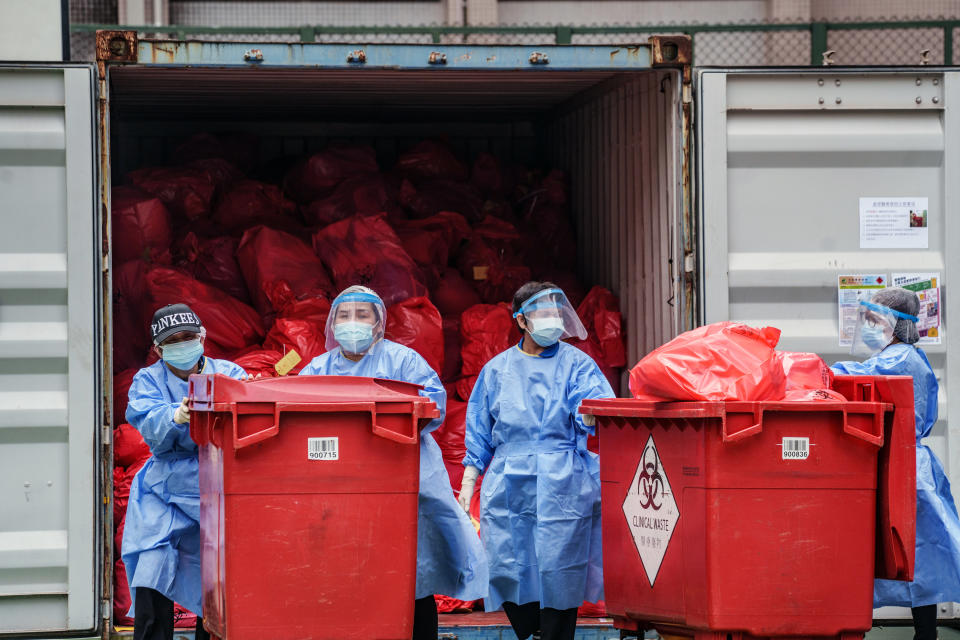 工人在3月2日日運走醫療廢物時，未有確保收集箱蓋好及扣緊，涉嫌違反《醫療廢物管理工作守則》。Photographer: Lam Yik/Bloomberg