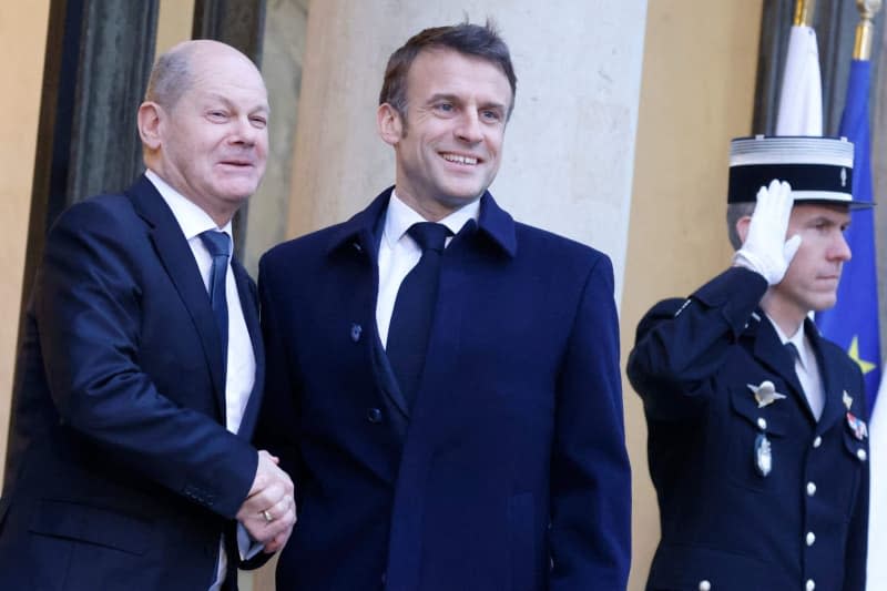 French President Emmanuel Macron receives German Chancellor Olaf Scholz (L) at the Elysee Palace to take part in an international conference aimed at strengthening Western support for Ukraine. Ludovic Marin/AFP/dpa