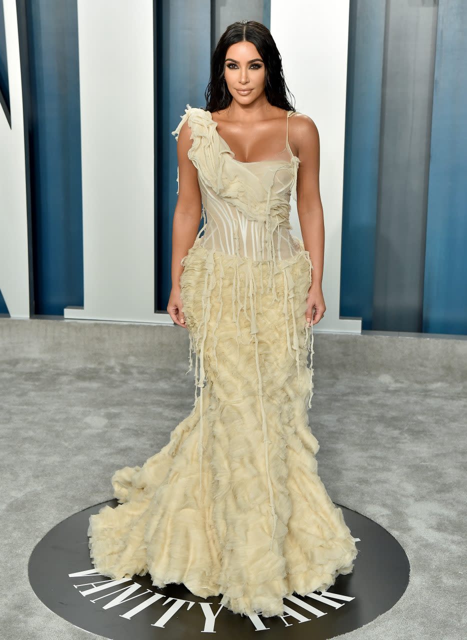 Kim Kardashian 在2020年Vanity Fair Oscar Party 穿上 Alexander McQueen 2003年春夏系列「oyster dress」。