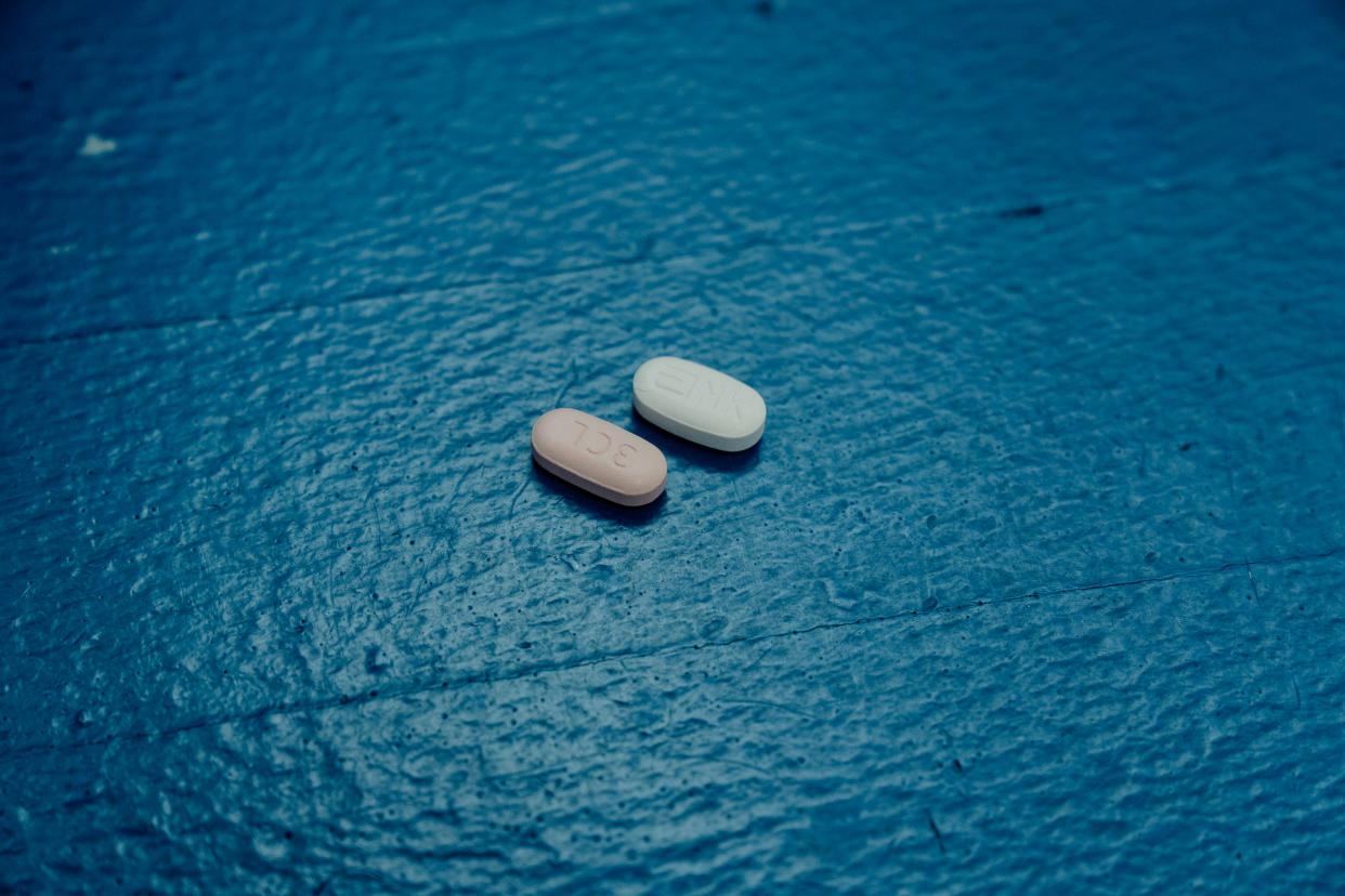 Las dos píldoras usadas en el tratamiento antiviral del Paxlovid, en una farmacia en Greenbelt, Maryland, el 22 de abril de 2022. (Shuran Huang/The New York Times)