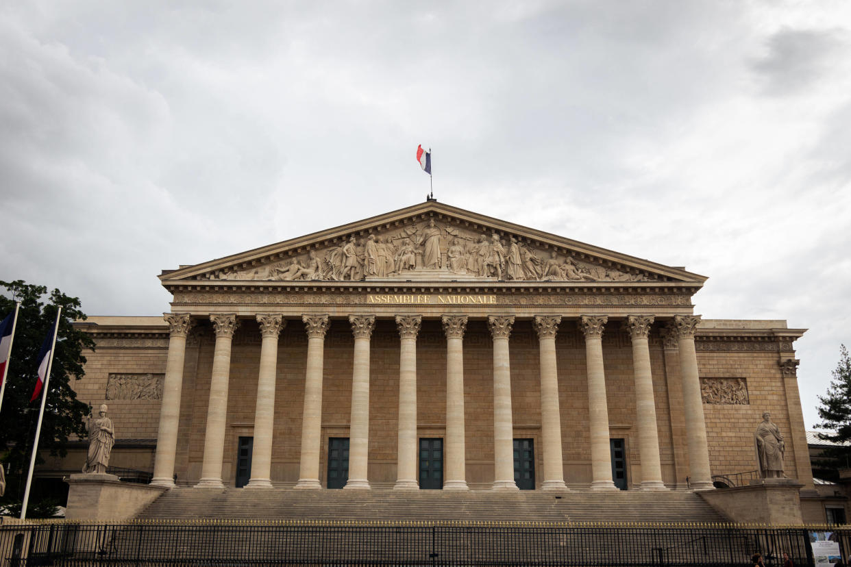 Façade de l’Assemblée nationale, où sera bientôt diffusé des images du massacre commis par le Hamas le 7 octobre, compilées par Israël