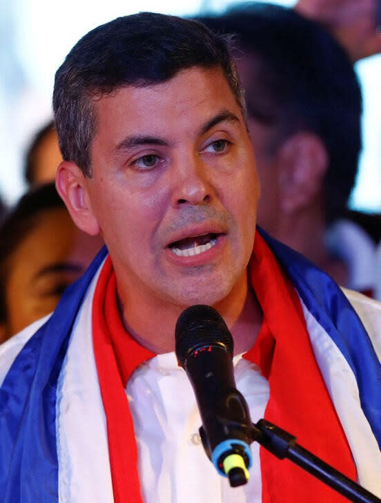 Foto del domingo del candidato de Partido Colorado Santiago Peña dando un discurso tras ganar la elección presidencial de Paraguay en Asunción